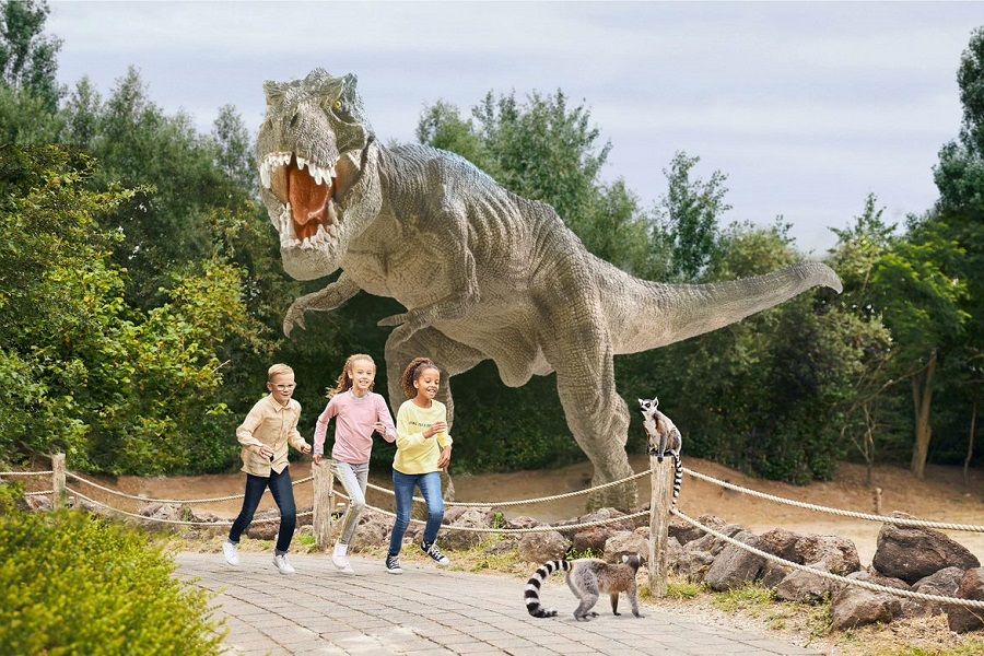 Bezoekers staan oog in oog met dinosaurussen
