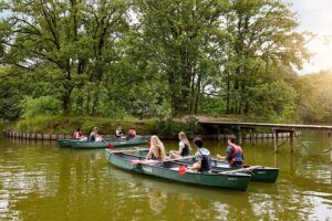 Varen in een kano tussen de wilde dieren