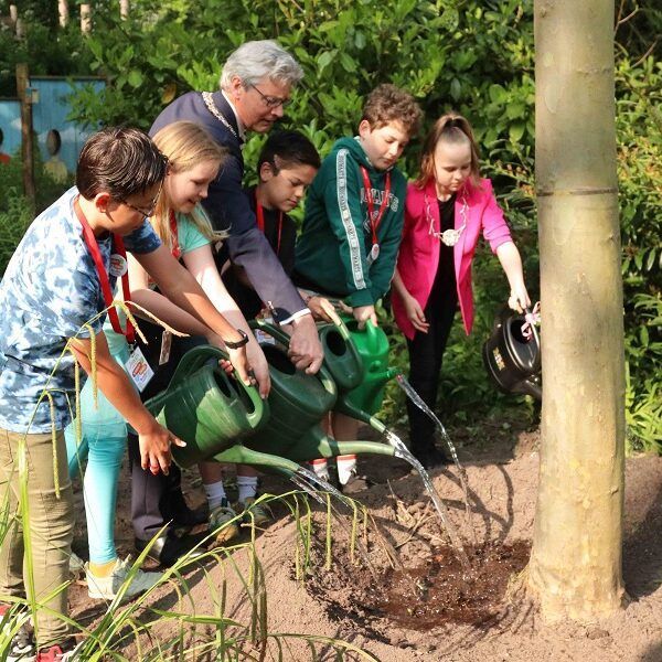 Burgemeester plant jubileumboom