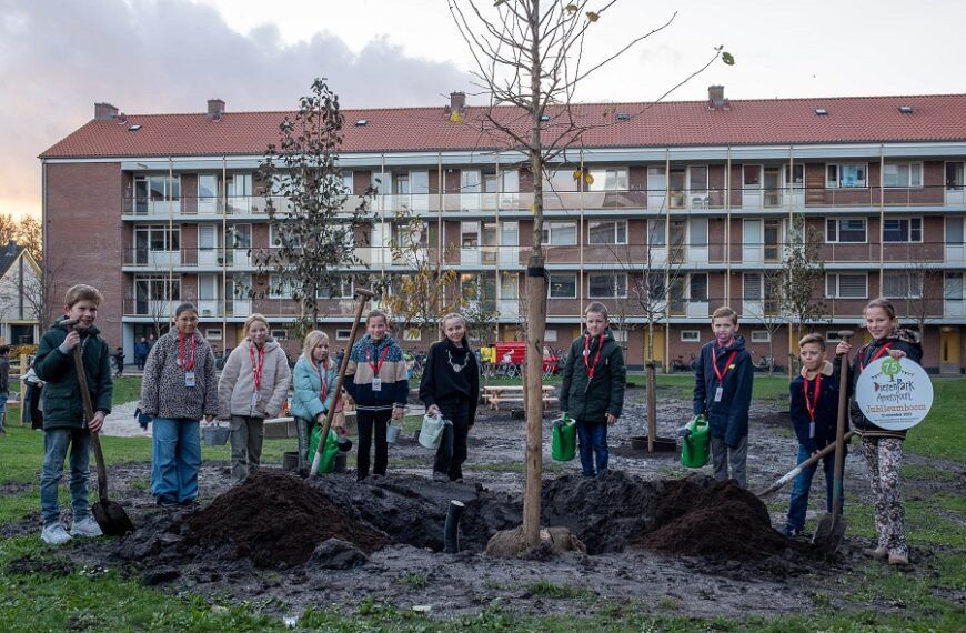 DierenPark Amersfoort sluit jubileumjaar af met planten boom.